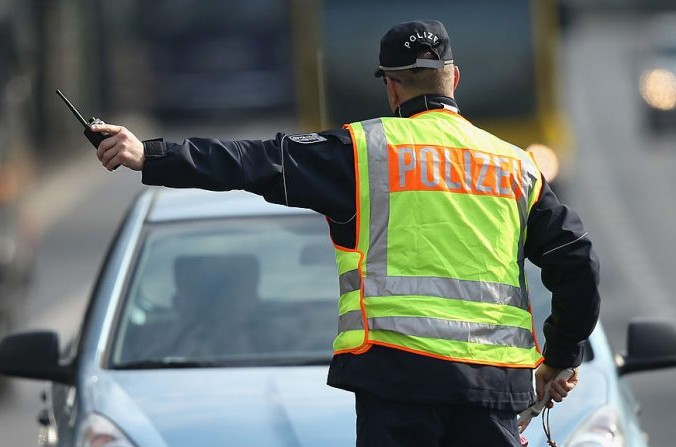 Германия: инкассаторская машина исчезает вместе с 8 миллионами евро, её разыскивают по всей Европе В Германии полицейский на дорожном контроле (Crédit photo Sean Gallup/Getty Images)