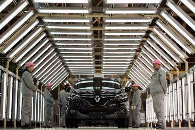Китайские рабочие стоят рядом с автомобилем Renault на производственной линии завода Renault-Dongfeng в Ухане, провинция Хубэй, 1 февраля 2016 г. (Johannes Eisele / AFP / Getty Images) | Epoch Times Россия