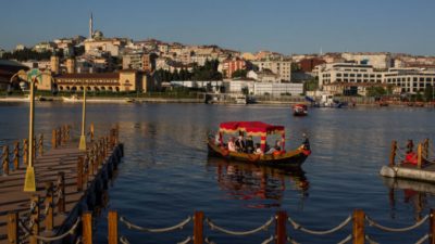 Число заразившихся COVID-19 в Турции возросло до пика последних месяцев