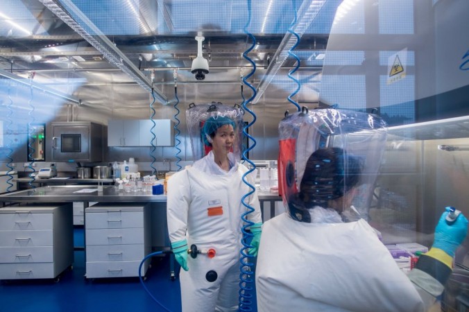 Четыре неэтичных биологических эксперимента, объявленных китайскими учёными «первыми в мире» Китайский вирусолог Ши Чжэнли (слева) замечен в лаборатории P4 в Ухане, столице китайской провинции Хубэй, 23 февраля 2017 года. (Johannes Eisele/AFP via Getty Images)