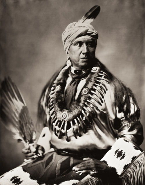 Художник серией фотографий в оригинальной технике воссоздаёт американскую культуру начала XX века