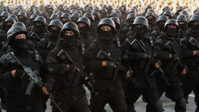 Таджикские военнослужащие маршируют во время парада после общенациональных военных учений в Душанбе, Таджикистан, 22 июля 2021 г. (Tajik Presidential Press Service/Handout via Reuters)