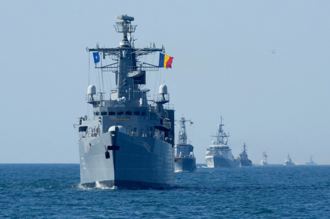 Военные корабли НАТО находятся в боевом строю во время маневров Sea Breeze 2021 в Чёрном море 9 июля 2021 года. (Efrem Lukatsky /AP Photo) | Epoch Times Россия