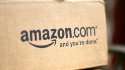 Коробка с надписью Amazon.com видна на крыльце дома в Голдене, штат Колорадо, 23 июля 2008 г. (Rick Wilking / Reuters)