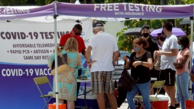 Каждую неделю у 35000 американцев появляются симптомы COVID-19, несмотря на вакцинацию