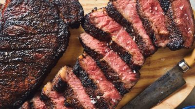 Натирание молотых кофейных зерен, коричневого сахара и пряного кориандра придает любому стейку богато ароматную карамелизированную корочку. (Джо Лингеман / TNS)