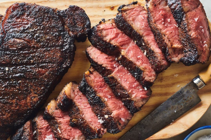 Натирание молотых кофейных зерен, коричневого сахара и пряного кориандра придает любому стейку богато ароматную карамелизированную корочку. (Джо Лингеман / TNS)