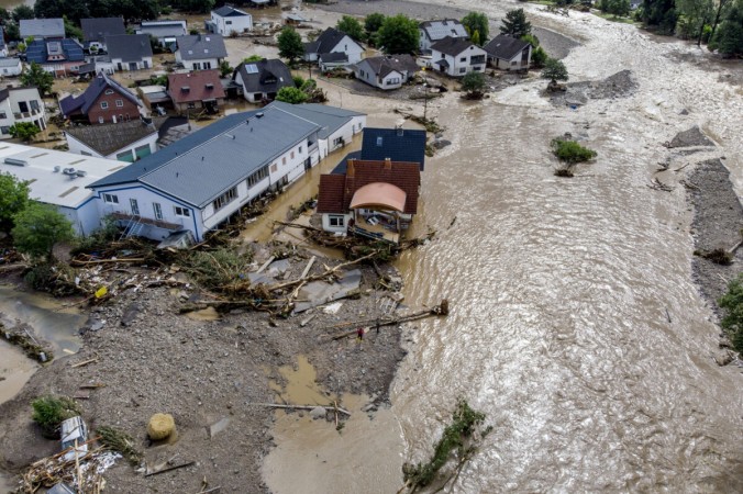 Повреждённые дома на реке Ар в Инсуле, западная Германия, 15 июля 2021 г. (Michael Probst / AP Photo) | Epoch Times Россия