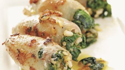 Тушеный молодой кальмар, фаршированный рисом и шпинатом предлагает сказочный вкус Средиземноморья. (Фотография из 