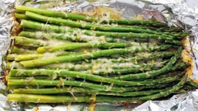 Наслаждайтесь вкусными блюдами у костра, приготовив несколько рецептов в фольге, например, спаржу c пармезаном на гриле. (Image: via Amee'sSavoryDish)
