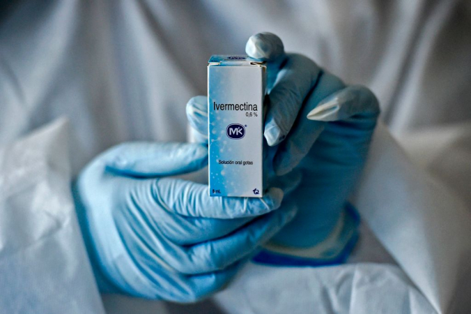 Медицинский работник показывает коробку, содержащую ёмкость с ивермектином, лекарства, разрешённого Национальным институтом по надзору за продуктами питания и лекарствами для лечения пациентов с лёгким, бессимптомным COVID-19 или с подозрением на это заболевание, в Центре исследований детских инфекционных заболеваний в Кали, Колумбия, 21 июля 2020 года. Luis Robayo/AFP via Getty Images | Epoch Times Россия