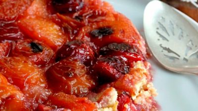 Сладкий привкус нектаринов и слив прекрасно сочетается с карамельной начинкой этого красивого угощения. (Линда Балслев для Tastefood)