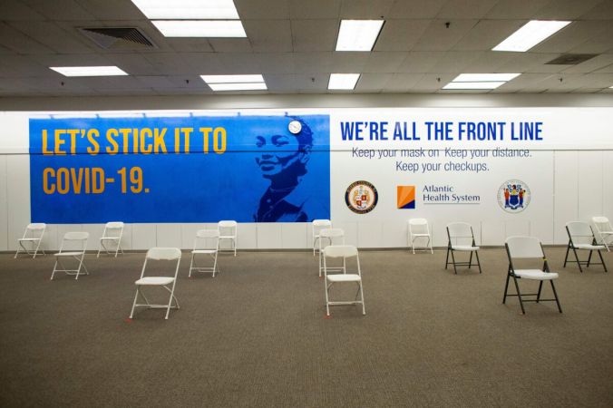 Зона регистрации для вакцинации от COVID-19 в торговом центре Townsquare в Рокавей, штат Нью-Джерси, 8 января 2021 г. (Kena Betancur/AFP via Getty Images) | Epoch Times Россия