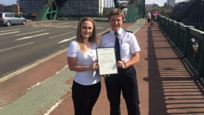 Прикосновение к людям своей добротой - 18-летняя Пейдж Хантер на Вермут-Бридж получает грамоту от старшего интенданта полиции Нортумбрии Сары Питт. Пейдж написала более 200 вдохновляющих записок и прикрепила их к перилам Вермутского моста, чтобы люди знали, что они особенные, их жизни драгоценны и что они любимы. (Изображение: via handout)