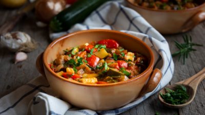 Этот рататуй яркий и свежий, сохраняет вкус каждого овоща и без чрезмерного соуса, он идеально подходит к любому блюду в летнее время. (Мария Успенская / Shutterstock)