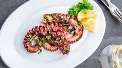 Осьминог на гриле – любимое греческое мезе – закуска. (Лариса Блинова / Shutterstock)