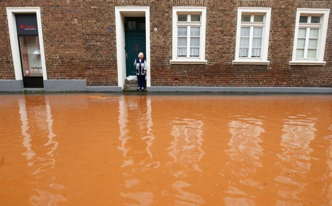 Улица затоплена после проливных дождей в Эрфтштадте, Германия, 16 июля 2021 г. (Thilo Schmuelgen / Reuters) | Epoch Times Россия