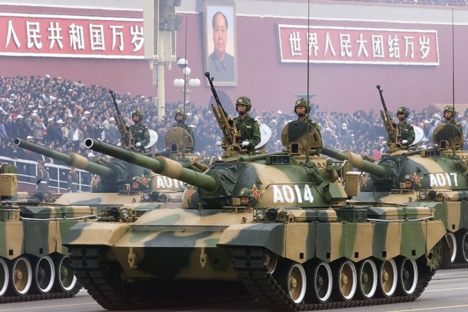 Колонна танков Народно-освободительной армии Китая проходит перед площадью Тяньаньмэнь в Пекине 1 октября 1999 года во время парада в честь национального дня. Robyn Beck/AFP via Getty Images | Epoch Times Россия