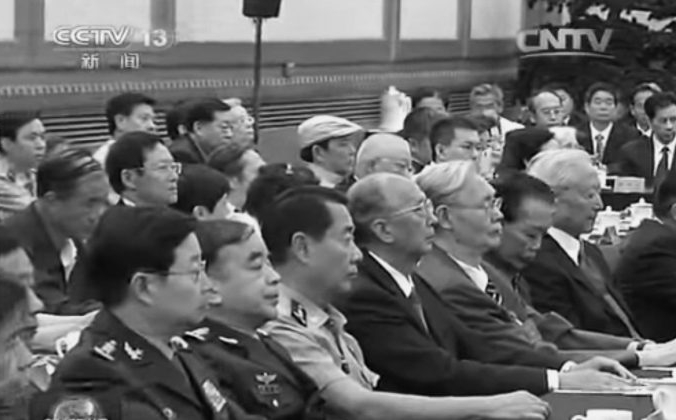 Сыновья и дочери чиновников предыдущего поколения, в том числе Лю Юань с короткими рукавами, присутствовали на партийном собрании, посвященном 110-летию со дня рождения партийного патриарха Дэн Сяопина 20 августа. Но отставные чиновники, в том числе Ху Цзиньтао и Цзян Цзэминь, были нигде не найти. (Скриншот с камеры видеонаблюдения) | Epoch Times Россия