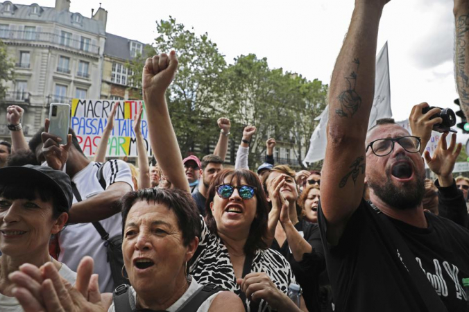 Протестующие на демонстрации в Париже 31 июля 2021 года. Демонстрации прошли в нескольких городах Франции 31 июля против пропусков COVID-19, которые предоставляют вакцинированным лицам более лёгкий доступ в любые учреждения. (AP Photo / Adrienne Surprenant) | Epoch Times Россия