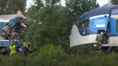 В Чехии столкнулись два пассажирских поезда. Машинисты погибли (Видео)