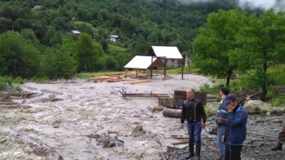 В Дагестане селевым потоком унесло 5 человек (Видео)