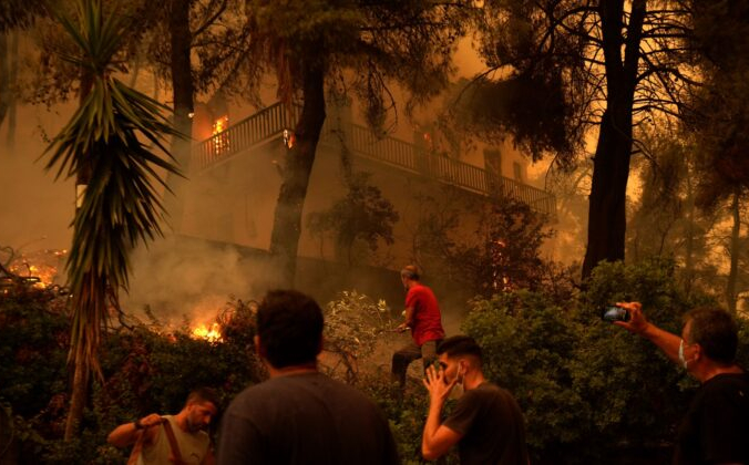 Дом охвачен пламенем в деревне Пефки на острове Эвия, примерно в 190 км к северу от Афин, Греция, 8 августа 2021 г. Petros Karadjias/AP Photo | Epoch Times Россия