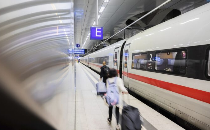 Профсоюз машинистов поездов Германии объявил о новой двухдневной забастовке Пассажиры идут вдоль поезда ICE на Центральном вокзале Берлина в Берлине, Германия, 20 августа 2021 г. Christoph Soeder / dpa via AP | Epoch Times Россия