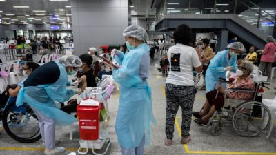 Медицинские работники вводят вакцины AstraZeneca от COVID-19 пожилым людям в Центральном центре вакцинации на вокзале Банг Сью Гранд в Бангкоке, Таиланд, 13 июля 2021 г. Sirachai Arunrugstichai / Getty Images