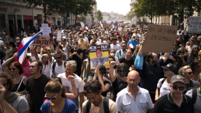 Массовые протесты прошли по всей Франции из-за новых правил COVID-19