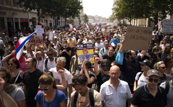 Протестующий держит табличку с надписью «Нет паспорту здоровья» во время демонстрации в Марселе, на юге Франции, 7 августа 2021 г. Daniel Cole / AP Photo | Epoch Times Россия