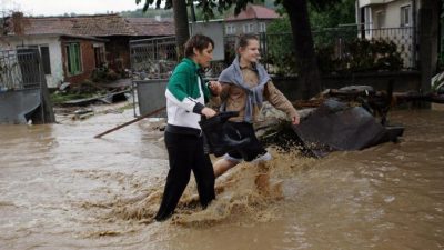 Российские города снова тонут после ночного ливня (Видео)