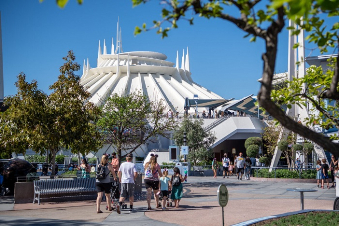 Гости прибывают в Tomorrowland в Диснейленд в Анахайме, Калифорния, 30 апреля 2021 г. (Ричард Харбо / Disneyland Resort через Getty Images)