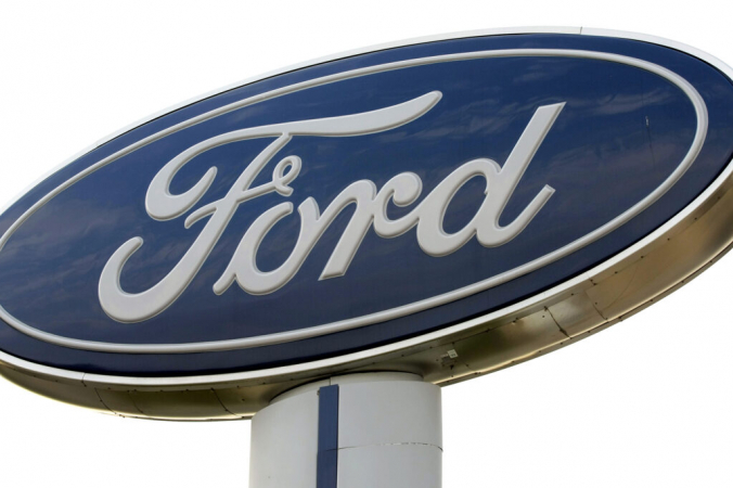 Вывеска Ford Motor Company у дилерского центра Ford в Трое, штат Мичиган, 3 ноября 2008 г. (Bill Pugliano / Getty Images) | Epoch Times Россия