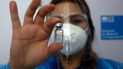 Медицинский работник показывает дозу вакцины Sinovac в первый день кампании массовой вакцинации в Сантьяго, Чили, 3 февраля 2021 г. (Marcelo Hernandez / Getty Images)