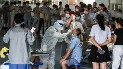 В Китае усиливается изоляция, местные жители сомневаются в правильности официальных данных по COVID-19