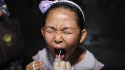 Китайские власти задержали учителя, который посоветовал стране «попытаться сосуществовать» с вирусом