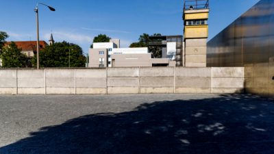 Посольство Германии в Москве приспустило флаги в память о погибших у Берлинской стены