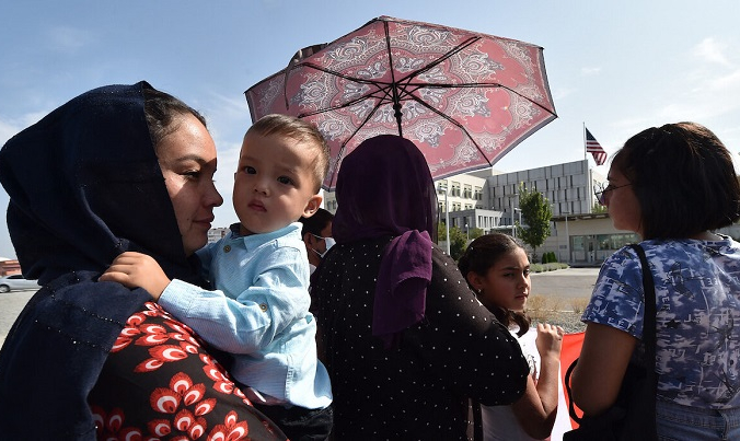 Афганцы, бежавшие из Афганистана в 1996 году, на митинге перед посольством США в Бишкеке, Кыргызстан, 19 августа 2021 года. (Vyacheslav Oseledko/AFP) | Epoch Times Россия