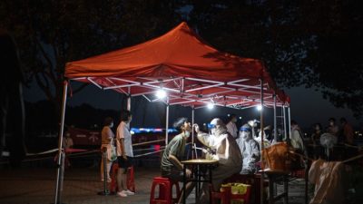 В Китае начали наказывать чиновников за распространение вируса