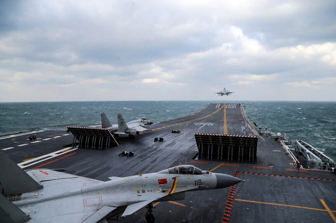 Китайские истребители J-15 запускаются с палубы авианосца Liaoning во время военных учений в Желтом море у восточного побережья Китая 23 декабря 2016 г. (STR/AFP via Getty Images) | Epoch Times Россия