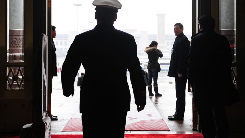 Военный делегат покидает Большой зал