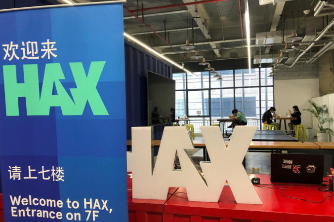 Команды стартапов и сотрудники берут обеденный перерыв в офисе Hax в связи с пандемией COVID-19 на рынке электроники Huaqiangbei в Шэньчжэне, провинция Гуандун, Китай, 16 июля 2021 г. (David Kirton/Reuters) | Epoch Times Россия