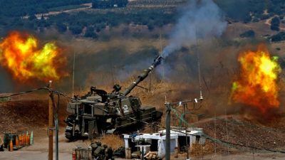 Израильские самоходные гаубицы ведут огонь по Ливану с позиции возле северного израильского города Кирьят-Шмона после ракетного обстрела с ливанской стороны границы 6 августа 2021 г. (Jalaa Marey/AFP via Getty Images)