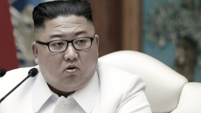 Лидер Северной Кореи Ким Чен Ын присутствует на экстренном заседании Политбюро в Пхеньяне, Северная Корея, 25 июля 2020 г. (Korean Central News Agency/Korea News Service via AP)