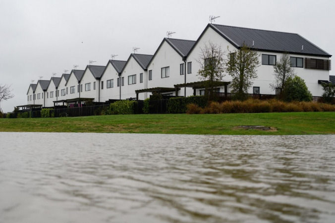 Разлившаяся река протекает рядом с домами в Кайапои, Новая Зеландия, 31 мая 2021 года. Kai Schwoerer/Getty Images | Epoch Times Россия