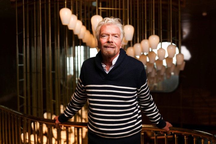 Основатель Virgin Group Ричард Брэнсон позирует для фотографии на борту своего нового круизного лайнера Scarlet Lady в порту Дувра в Дувре, Великобритания Основатель Virgin Group Ричард Брэнсон позирует для фотографии на борту своего нового круизного лайнера Scarlet Lady в порту Дувра в Дувре, Великобритания
