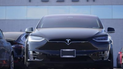 Федеральные власти начали расследование системы Autopilot Tesla после многократных аварий