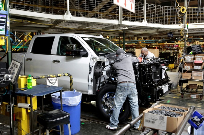 Фотография из файла, на которой сотрудники General Motors работают над тяжёлыми пикапами Chevrolet 2019 на сборочном заводе General Motors во Флинте, штат Мичиган, 5 февраля 2019 г. (Reuters / Rebecca Cook / File Photo) | Epoch Times Россия