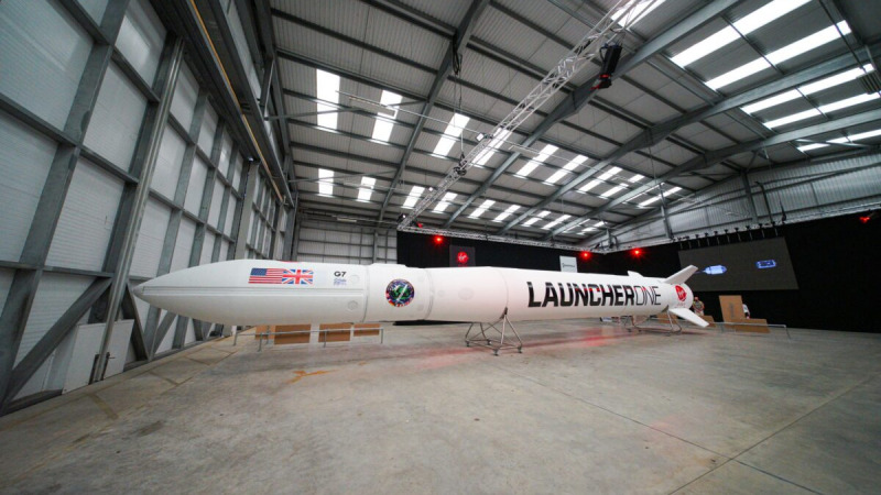 Ракета Virgin Orbit Launcher One выставлена на показ в космопорте Корнуолла в Ньюквее, Англия